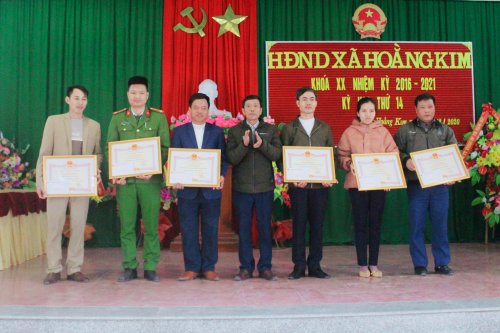 3. Khen thưởng cho các tập thể hoàn thành xuất sắc nhiệm vụ năm 2020.jpg