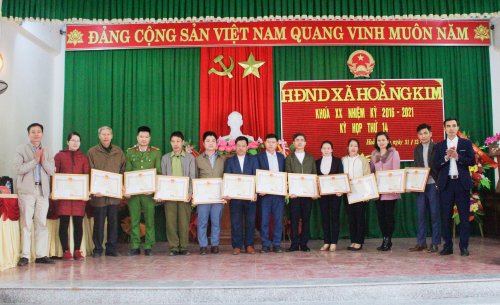 5. Khen thưởng cho các cá nhân hoàn thành xuất sắc nhiệm vụ năm 2020.jpg