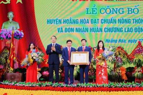 5. Đồng chí Lê Đức Giang - Phó Chủ tịch UBND tỉnh trao Quyết định của Thủ tướng Chính phủ công nhận huyện Hoằng Hoá đạt chuẩn NTM năm 2019..jpg