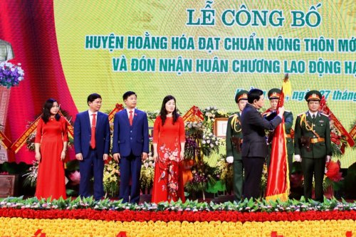 6.1 Đồng chí Lại Thế Nguyên  - Phó Bí thư Thường trực Tỉnh ủy trao Huân chương Lao động hạng ba của Chủ tịch Nước Cộng hòa XHCN Việt Nam cho Đảng bộ, chính quyền và Nhân dân huyện Hoằng Hoá..jpg