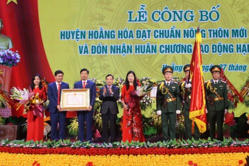 6.2 Đồng chí Lại Thế Nguyên  - Phó Bí thư Thường trực Tỉnh ủy trao Huân chương Lao động hạng ba của Chủ tịch Nước Cộng hòa XHCN Việt Nam cho Đảng bộ, chính quyền và Nhân dân huyện Hoằng Hoá..jpg