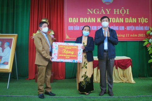 9. Đồng chí Lê Xuân Thu - TUV - Bí thư Huyện uỷ - Chủ tịch HĐND huyện trao quà cho thôn Kim Sơn.jpg