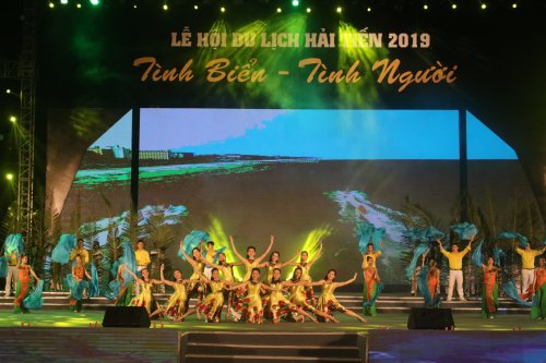 1. Chương trình nghệ thuật tại Lễ khai mạc du lịch Hải Tiến năm 2019 đã để lại nhiều ấn tượng sâu sắc trong lòng du khách.JPG