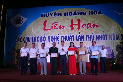 đc Lê Xuân Thu- TUV- BT HU- CT HĐND huyện trao giải A cho các CLB.jpg