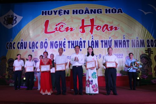 đồng chí Lê Văn Phúc- TVHU- PCT UBND huyện-trao giải B , C cho các CLB.jpg