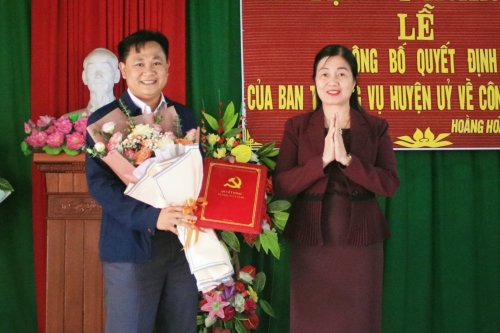 5...và tặng hoa chúc mừng đồng chí Lê Quang Thành trong cương vị công tác mới..jpg