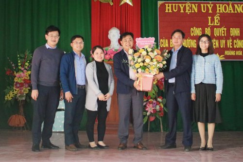 8...cán bộ, chuyên viên Phòng Kinh tế&hạ tầng huyện cũng đã có hoa chúc mừng đồng chí Lê Quang Thành..jpg