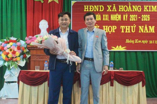 5....và nhận hoa chúc mừng của Thường trực HĐND xã Hoằng Kim..jpg