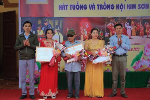 10....và khen thưởng cho những thành viên đã có thành tích xuất sắc trong việc gìn giữ, khôi phục, phát triển nghệ thuật hát tuồng và trống hội giai đoạn 2013 - 2023..jpg