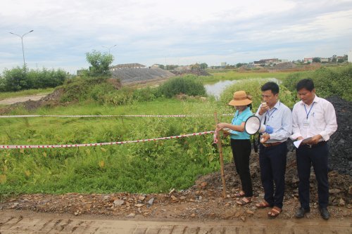 2. Tiến hành các bước cưỡng chế - Thành viên Ban cưỡng chế thu hồi đất huyện đọc quyết định cưỡng chế đối với hộ ông Thực.JPG