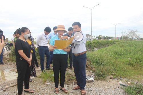 5. Thành viên Ban cưỡng chế thu hồi đất huyện đọc quyết định cưỡng chế thu hồi đất đối với hộ bà Lan.JPG