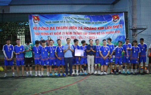 7. Giải nhì được trao cho đội FC My Du..jpg