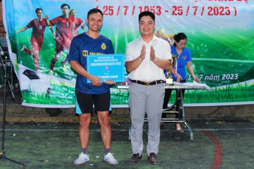 9. Giải phong cách được trao cho đội bóng FC 02..jpg