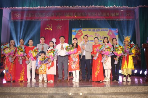 trao hoa lưu niệm chuẩn.JPG