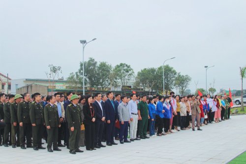 1. Các đồng chí lãnh đạo Sở NN&PTNT tỉnh, lãnh đạo huyện Hoằng Hóa, các xã trong khu vực và nhân dân đã đến tham dự lễ phát động..jpg