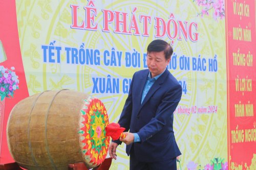 4. Đồng chí Lê Xuân Thu  Tỉnh ủy viên, Bí thư Huyện ủy, Chủ tịch HĐND huyện đã điểm trống phát động tết trồng cây xuân Giáp Thìn 2024..jpg