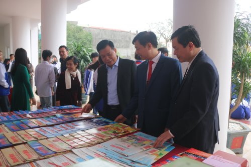 đọc báo S Thu.JPG